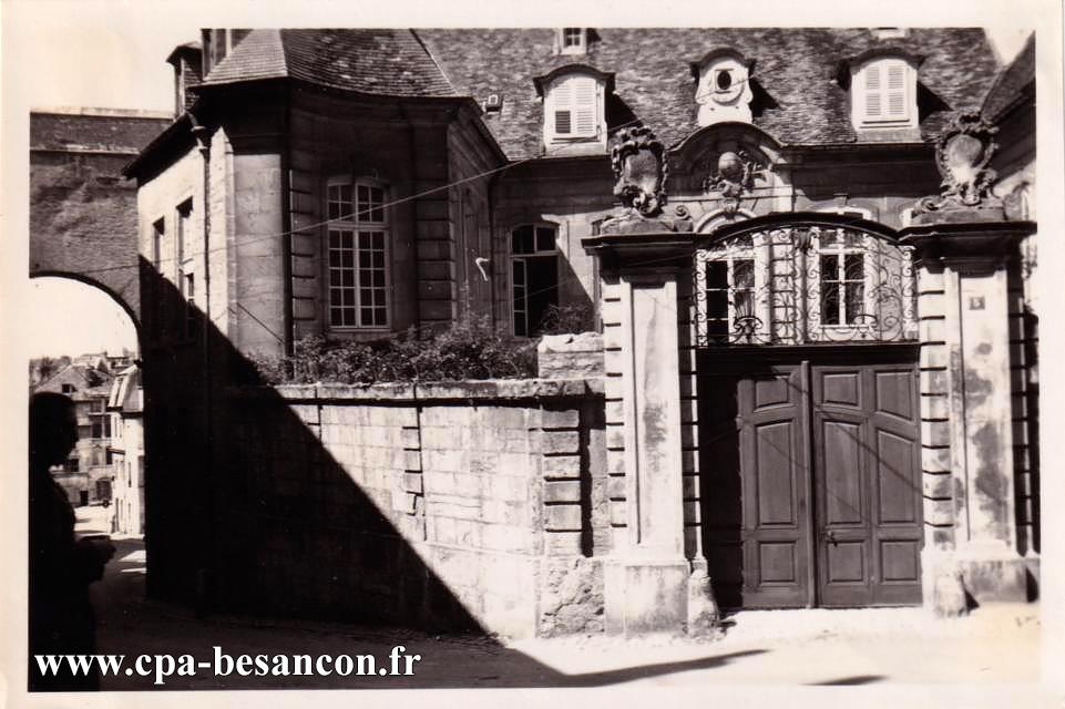 BESANÇON - La Porte Noire et l'archevêché - Hôtel Boitouset XVIIIe siècle - Photo allemande : am schwarzen Tür.
